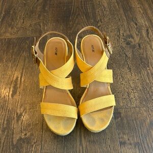 APT9 Women's Yellow Sandals